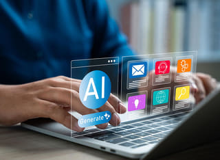 Inversor principiante en cripto que aprende las nociones esenciales del trading automático mediante inteligencia artificial