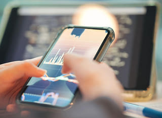 Persona que invierte revisando el claro proceso de transferencia y retiro de fondos
