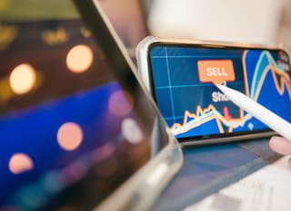 Operador de varios mercados que examina opciones de Bitcoin, Ethereum y forex