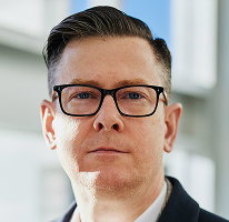 Alexander Hughes, CEO de una empresa de trading de criptomonedas, posando para un retrato